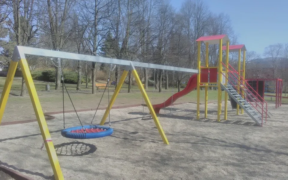 Dětské hřiště v parku u bazénu.