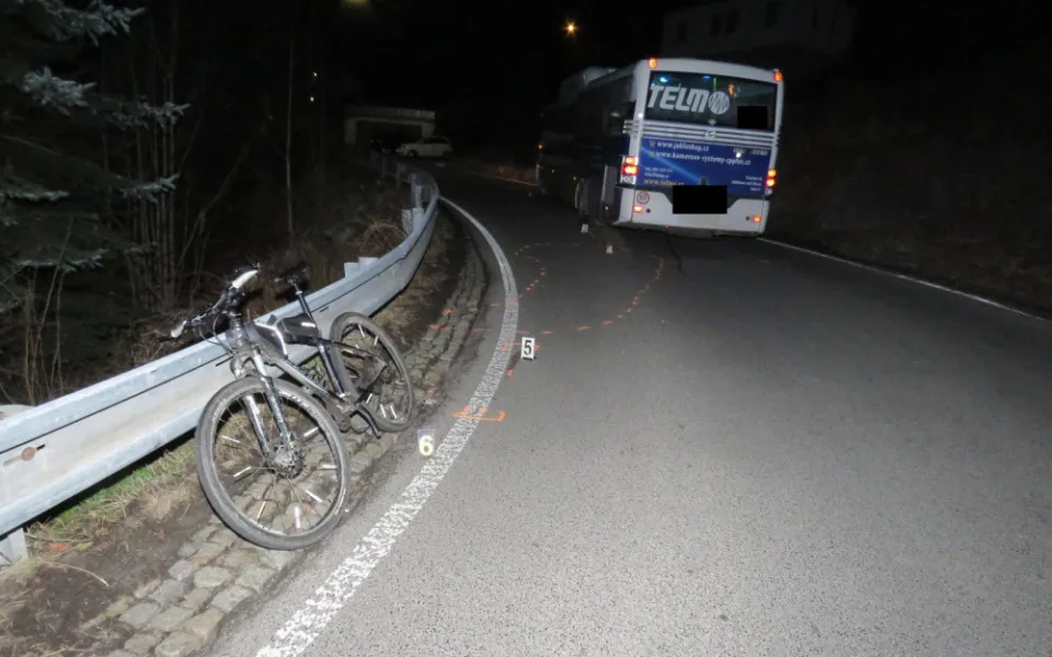 Nehoda autobusu a cyklisty.