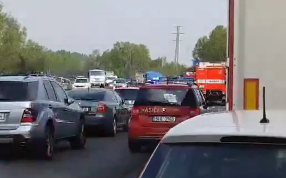 Doprava na příjezdu do Liberce se zastavila.