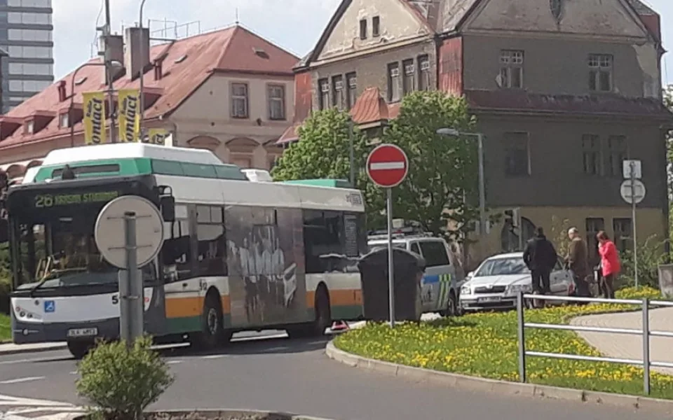 Další střet autobusu s osobním autem u Fora. Nehoda blokuje provoz.