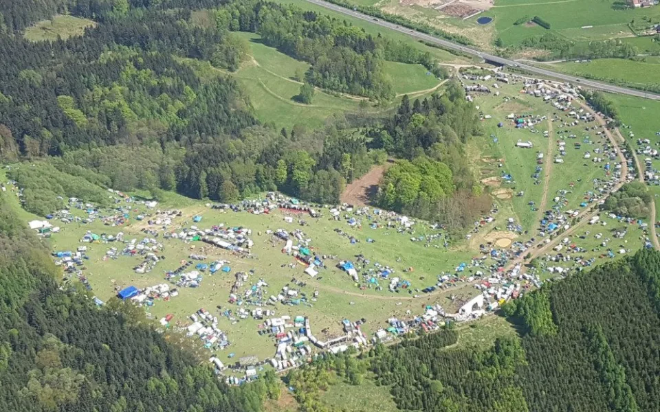 Hlučnost CZaroteku se snížila. Někteří vyznavači tekna už odjeli.