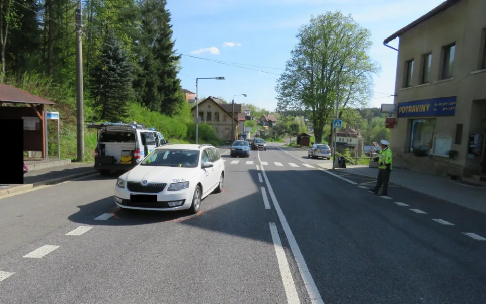 Sledoval policisty stojící u krajnice a sám způsobil nehodu. Řeč je o řidiči Fabie, který v pátek projížděl Loužnicí ve směru od Železného Brodu. Řidič se zadíval na hlídku, která v protějším směru kontrolovala projíždějící vozidla a sám si nevšiml, že př