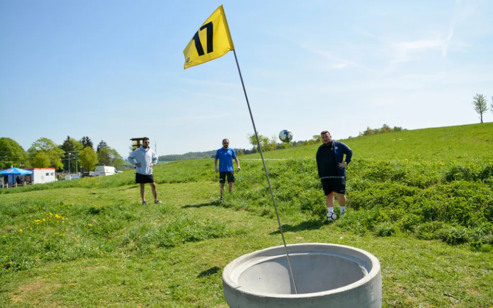 Hřiště na fotbalgolf ve Vesci.
