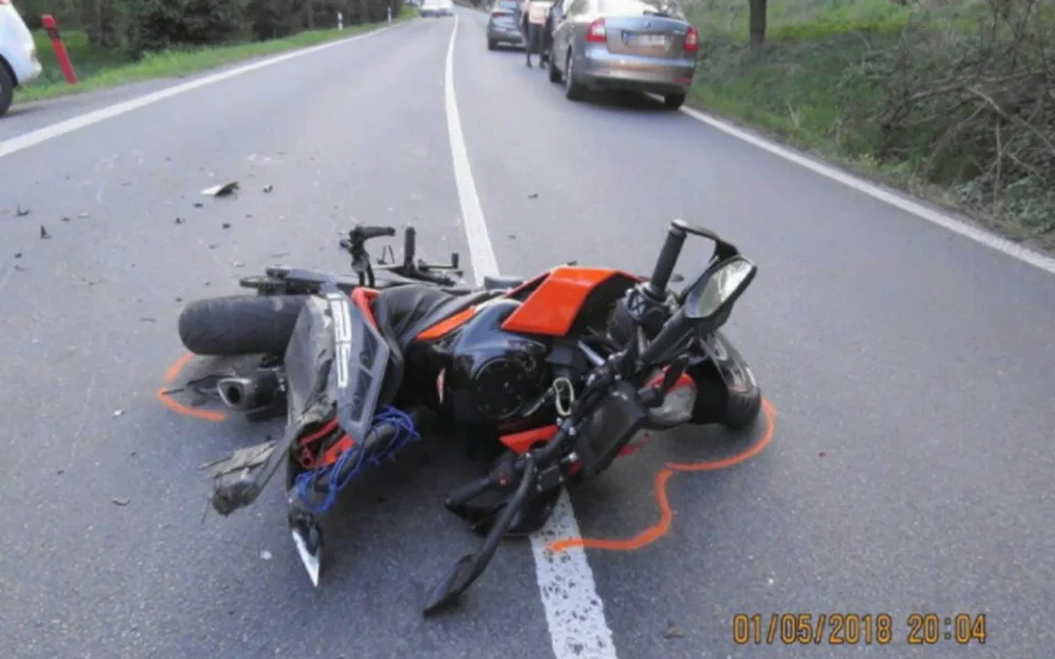 U Dubé přišel o život sedmnáctiletý motorkář.