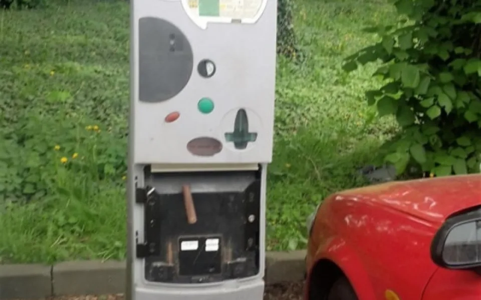 Automat se pokusil vybrat zloděj.