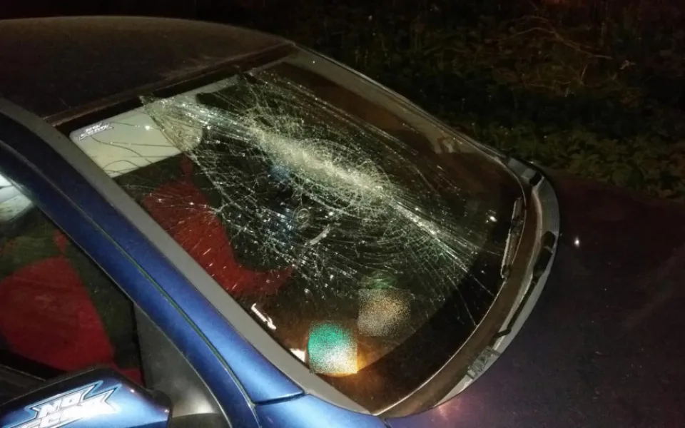 Vandal poškodil auto.