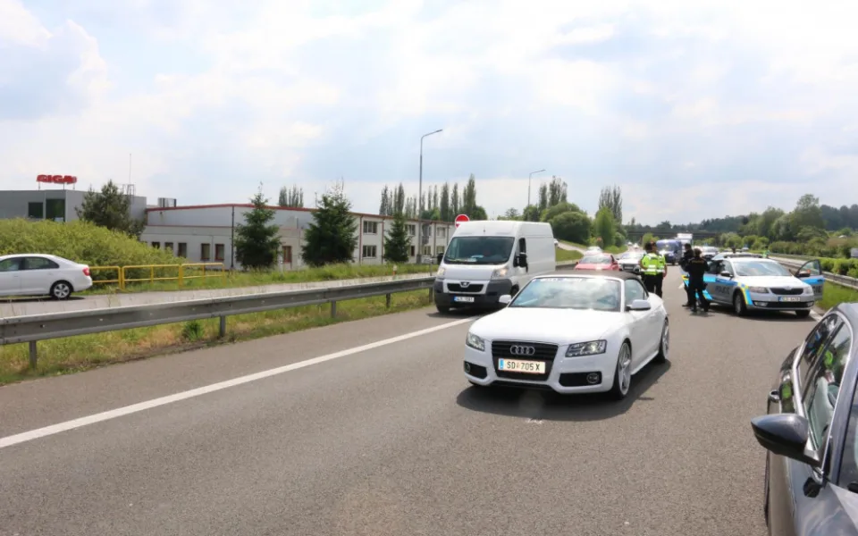 Automobil zadržený u Příšovic.