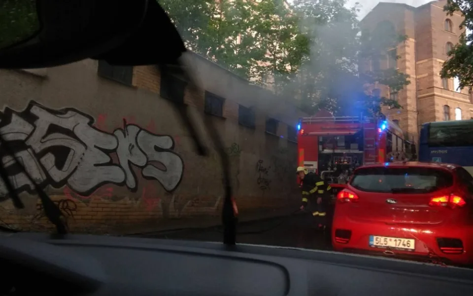 V centru města hoří.