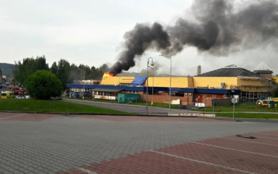 Hořící střecha bazénu.