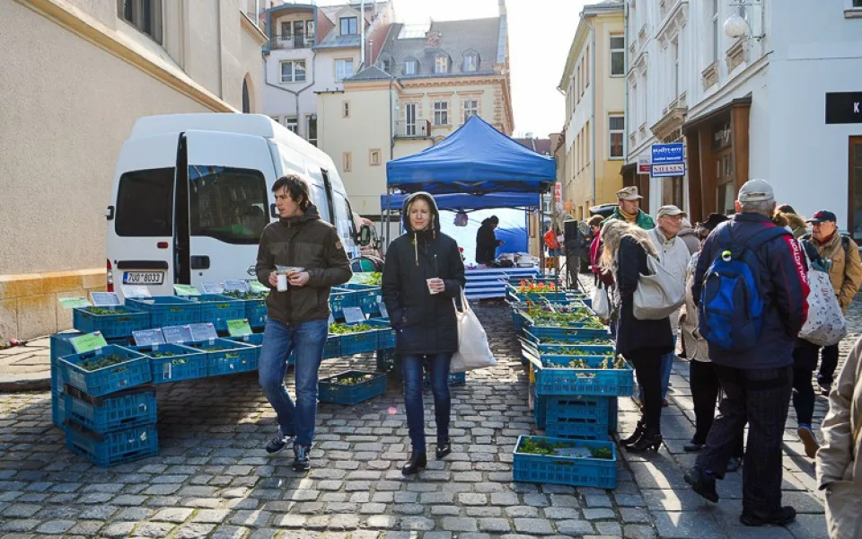 Farmářské trhy v Kostelní ulici.