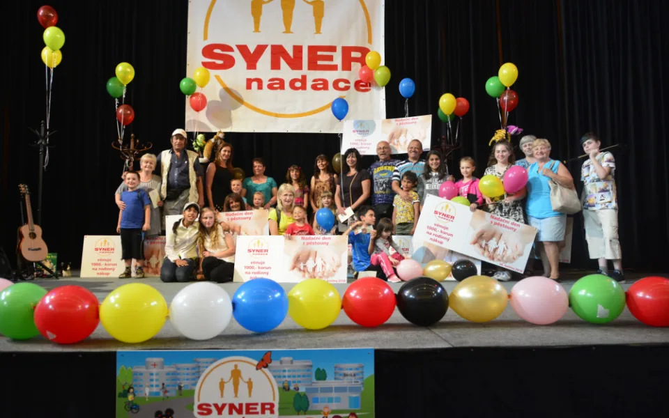 Pěstounské rodiny, které vyhrály šek na rodinný nákup při akci pořádané Nadací Syner