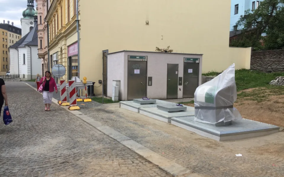 Kromě šedých kontejnerů v Jablonci přibývají i místa s podzemními kontejnery. 