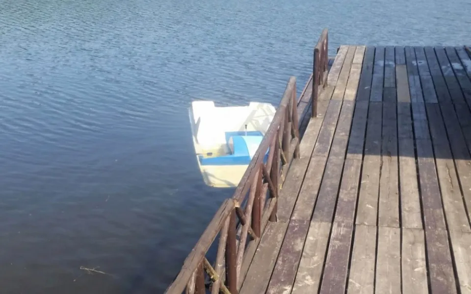 Na koupališti tak zůstalo už jen jedno šlapadlo.