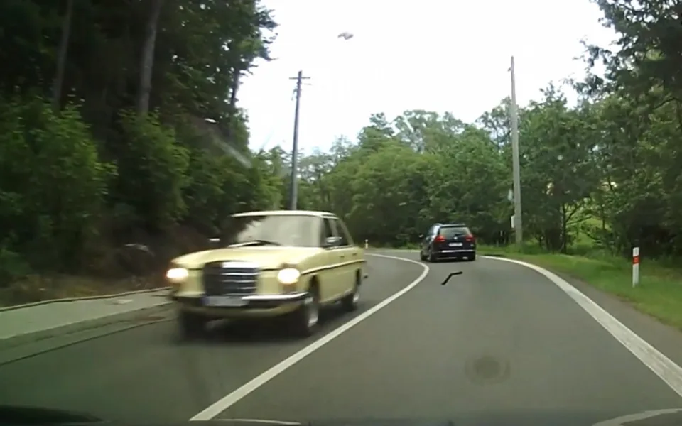 Z mercedesu za jízdy upadl výfuk a vletěl do protisměru.