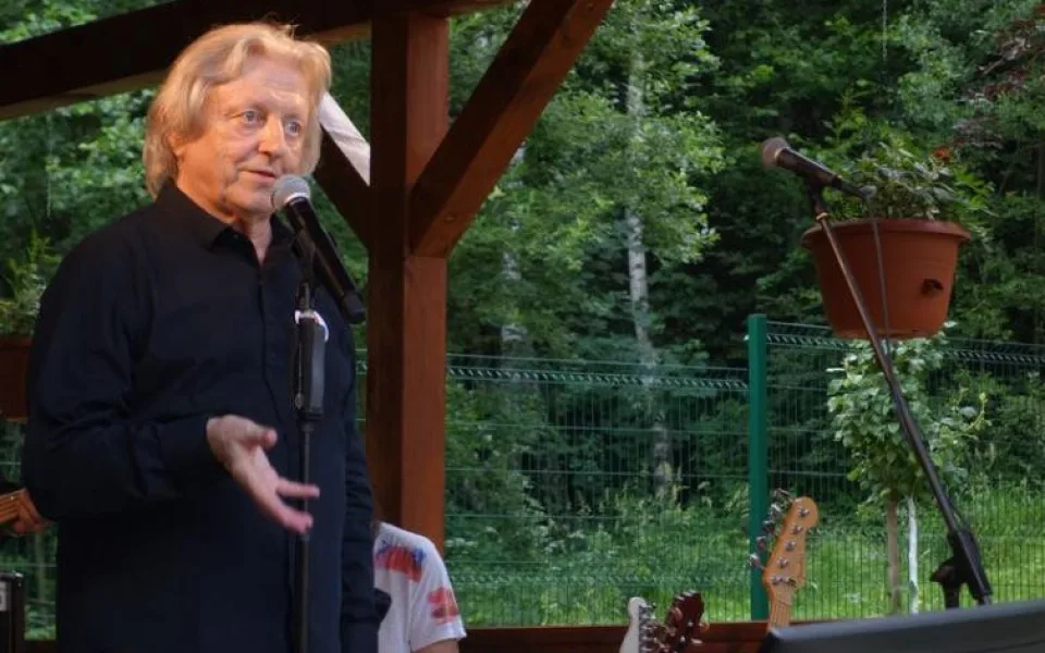 Václavk Neckář zazpíval seniorům.