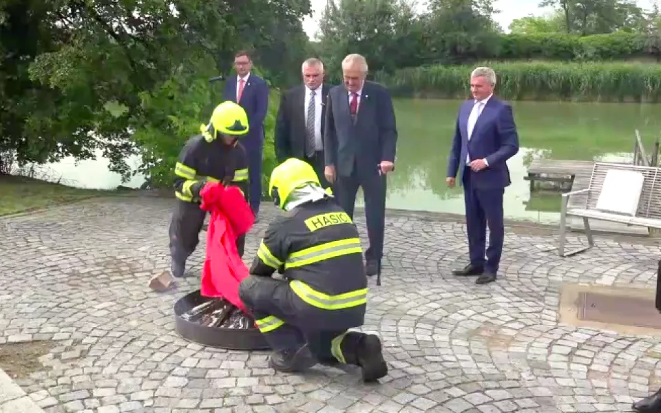 Prezident spálil trenky.