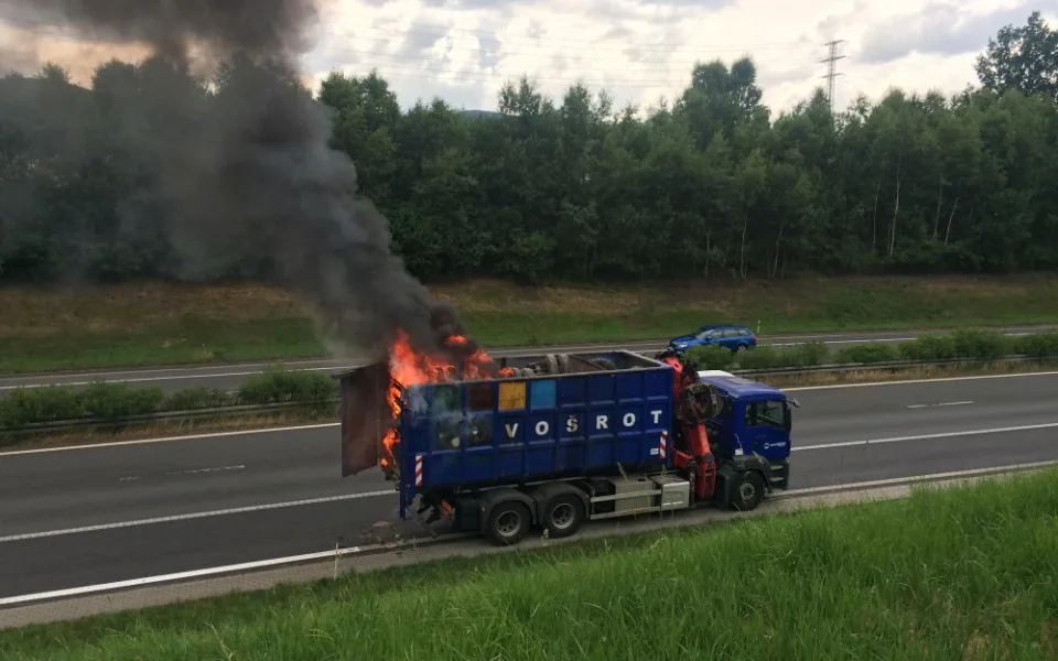 Hořící náklad na korbě kamionu.