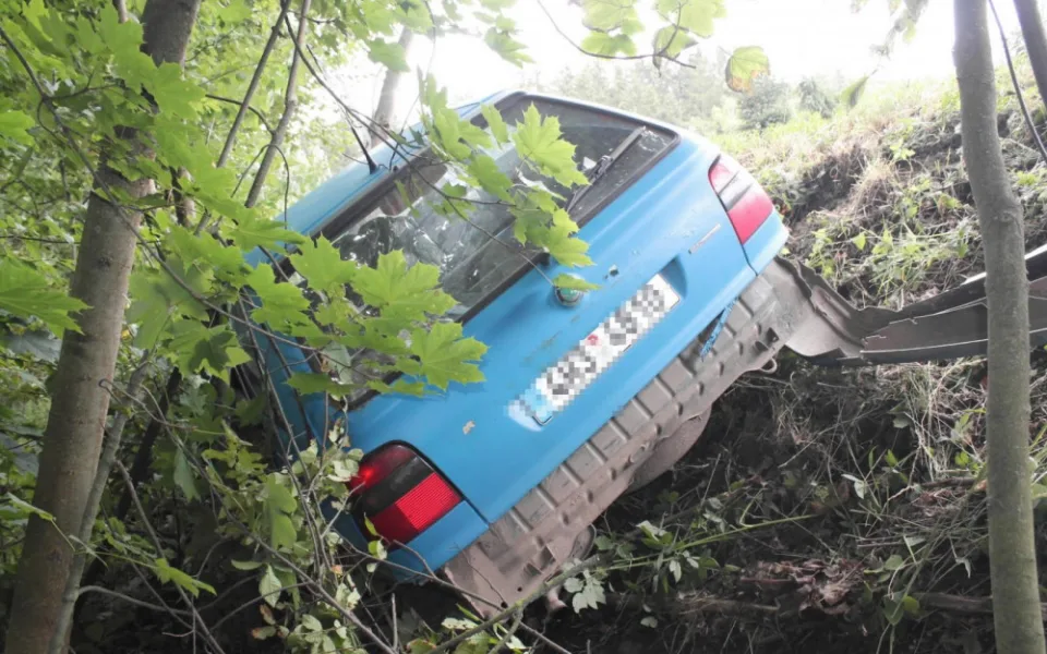 Auto sjelo ze silnice.