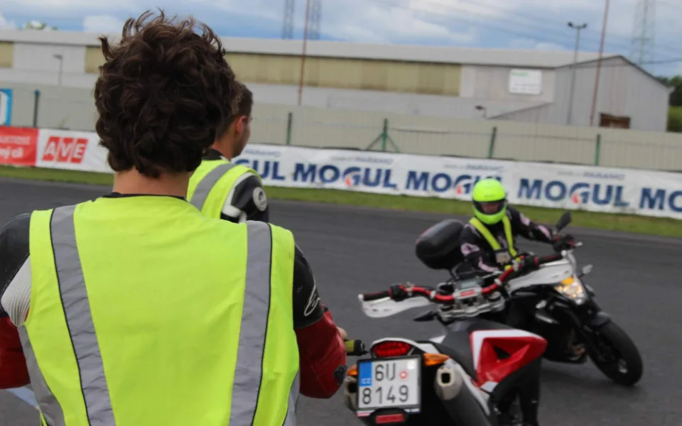 Učitelé autoškol zdokonalovali své dovednosti v rámci preventivního projektu „Učme se přežít“