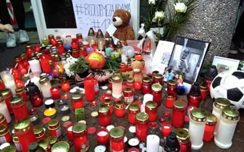 Po smrti chlapce se u bazénu objevila řada svíček.