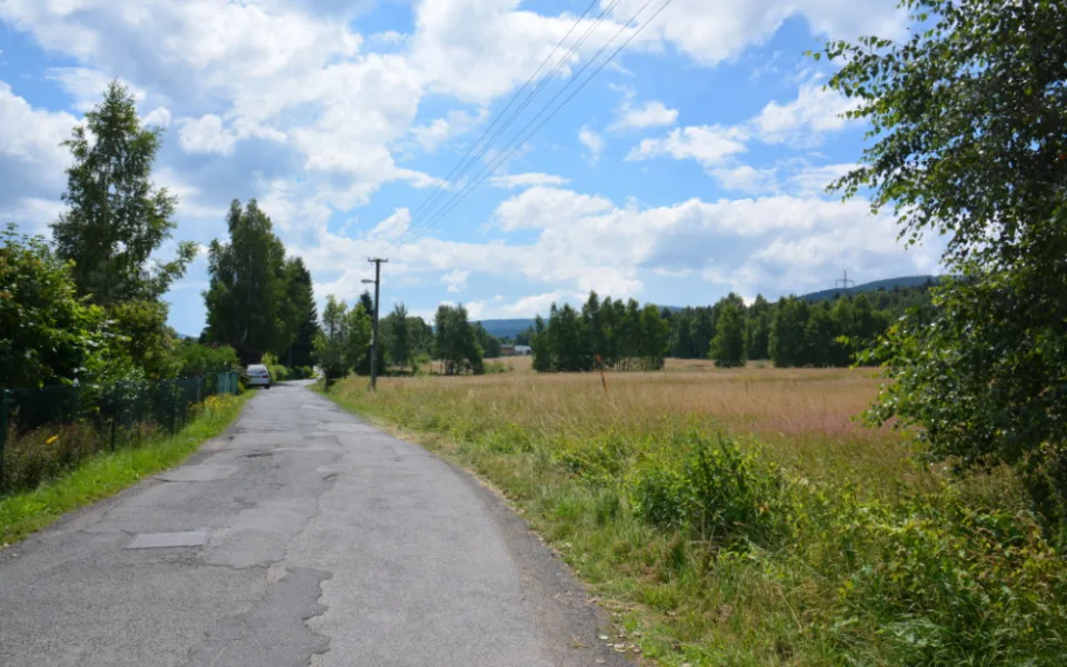 Napravo od současné komunikace by měla vést nová silnice.