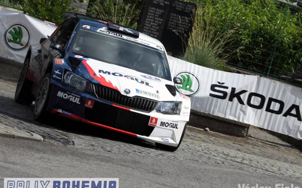 Rally Bohemia projede přes Ještěd.