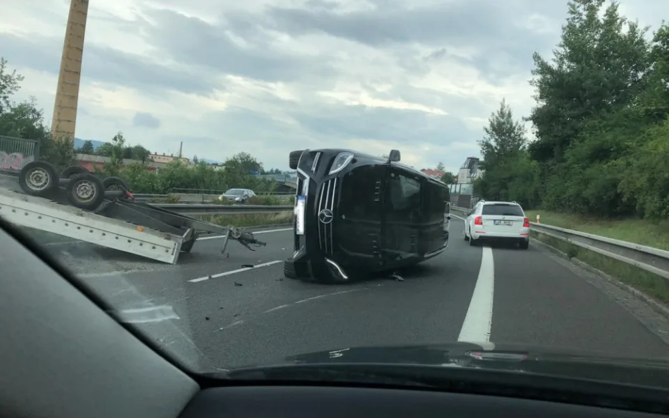 Nehoda na výpadovce na Jablonec.