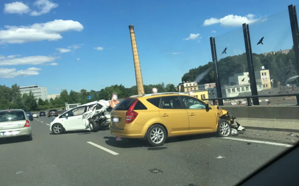 Dvě auta se srazila na průtahu městem.