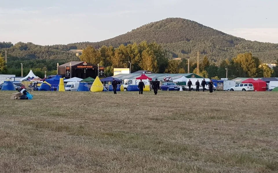 Festivalový areál prohledala policie.