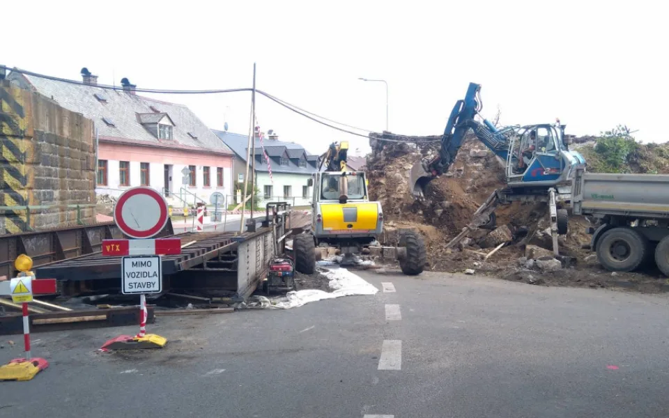 V Krásné Studánce se opravuje přejezd.