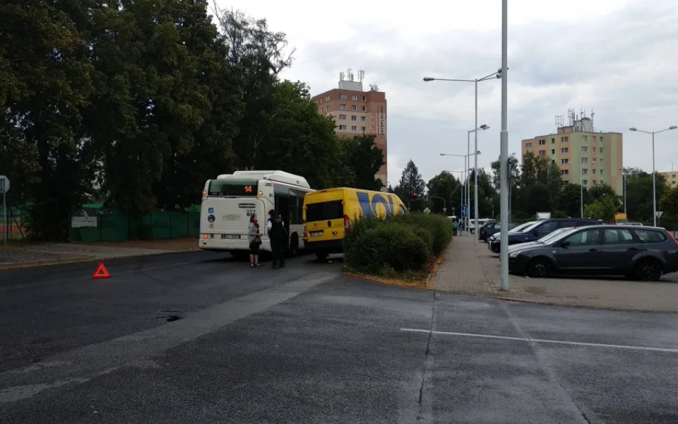 Nehoda autobusu s dodávkou