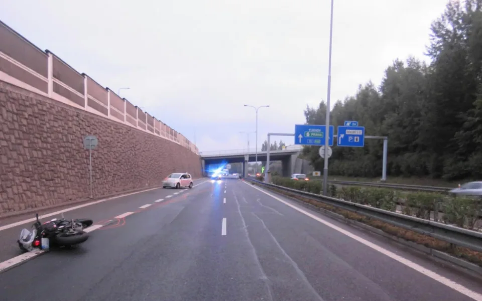 Srážka automobilu s motorkou se neobešla bez zranění