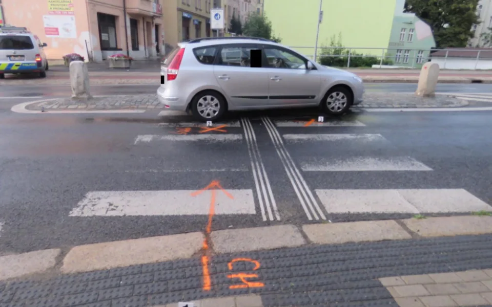 Auto srazilo na přechodu mladou ženu.