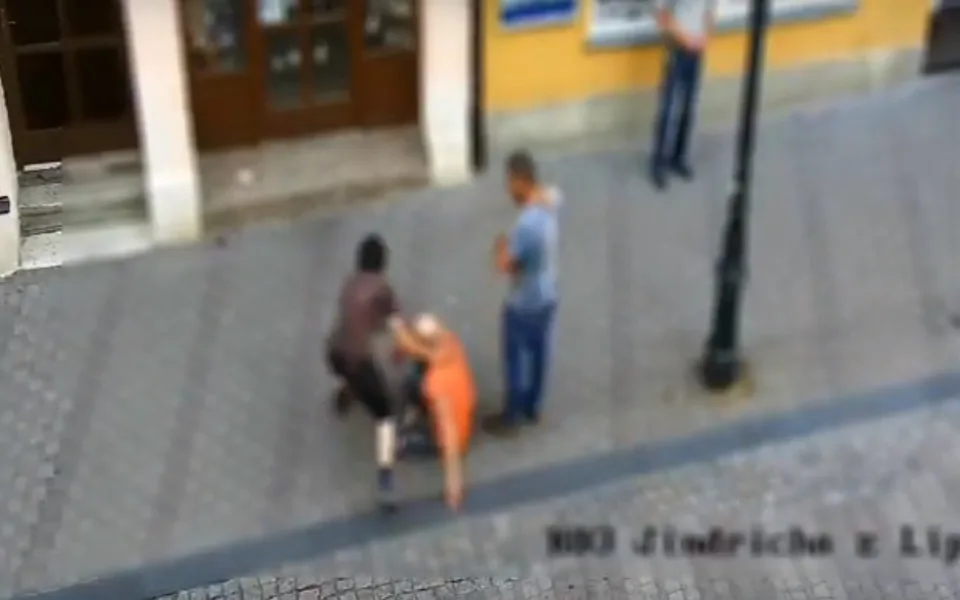 Záběr z bezpečnostní kamery. Útočník vpravo.