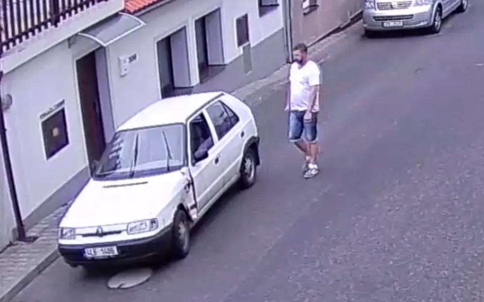 Policie hledá tohoto řidiče a další svědky.