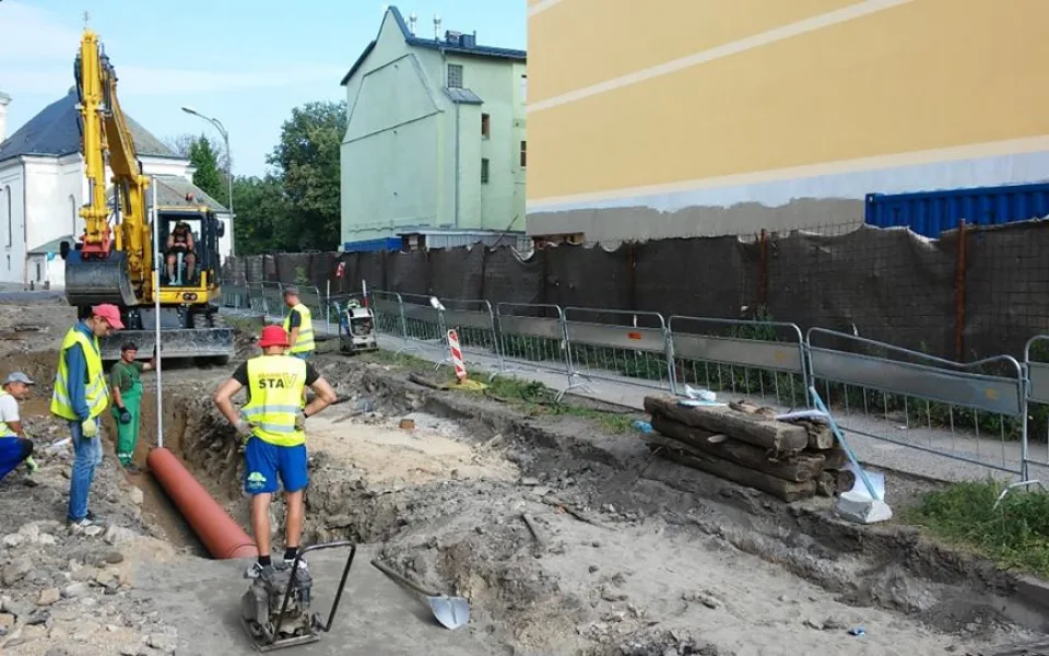 V ulici U Křížového kostela našli zbytky tramvajové tratě do Růžodolu.
