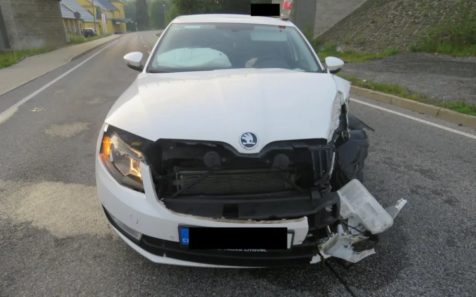 Auto po nárazu do pilíře.
