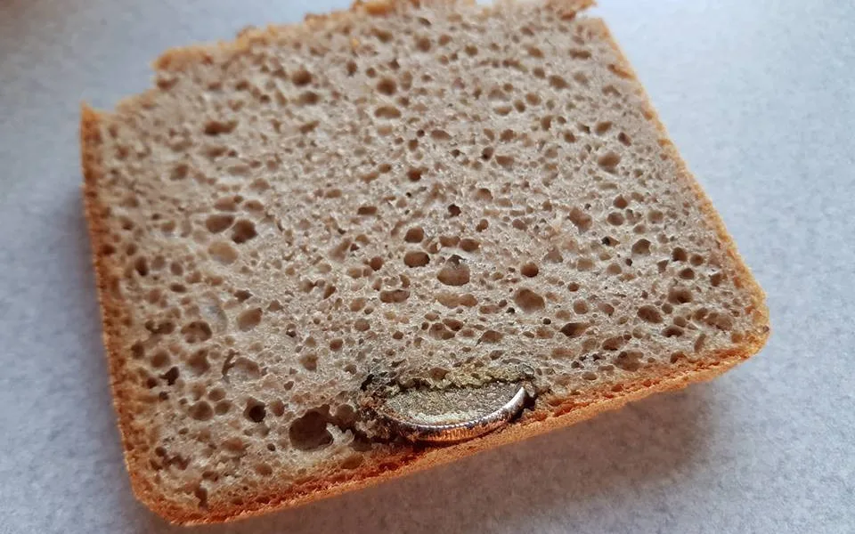 Mince zapečená v chlebu.