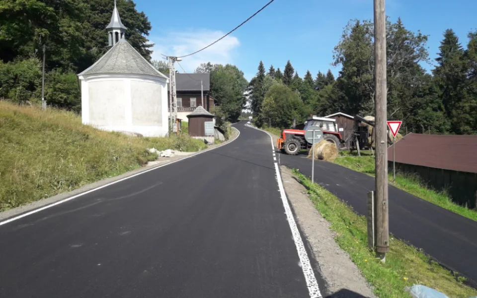 Opravená silnice v Josefově Dole.