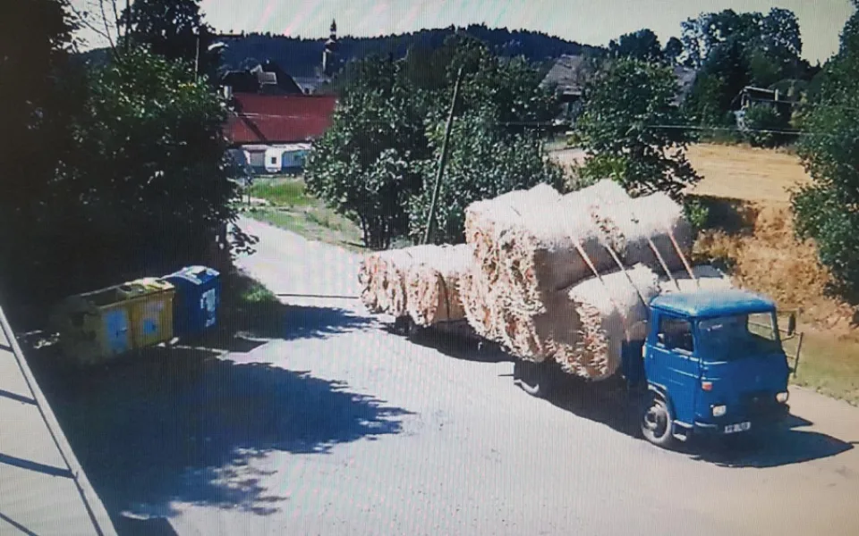 Řidiče téhle Avie hledá policie.