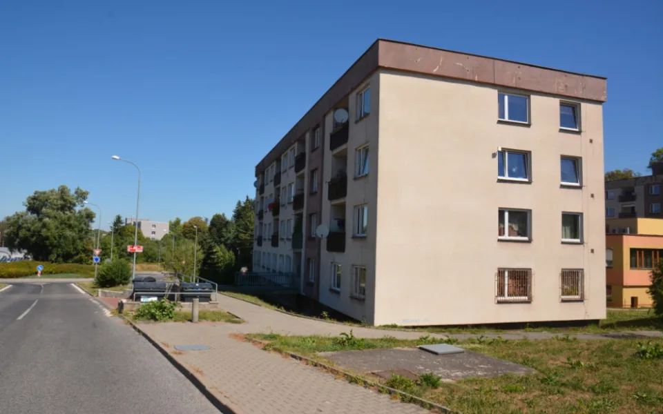 Nenápadný panelák na okraji města. Obyvatele ale obtěžují jedni nájemníci.