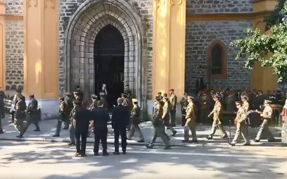 V Hluboké nad Vltavou se lidé loučili s padlým vojákem Kamilem Benešem.
