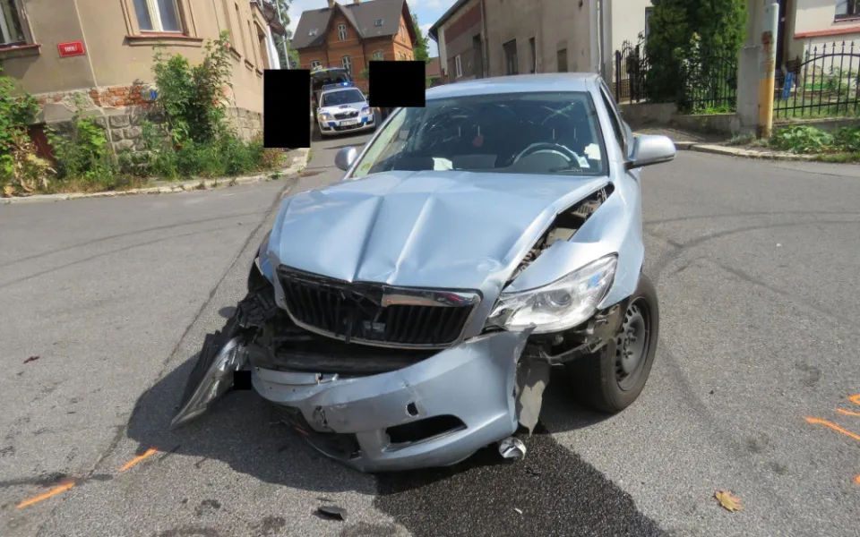 Auto po střetu s dalším vozem