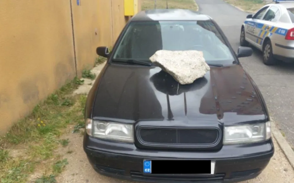 Na kapotě našel majitel auta kus žuly.