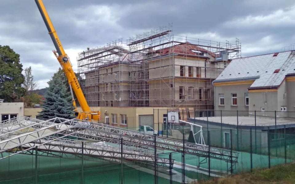 Škola na náměstí se rekonstruuje.