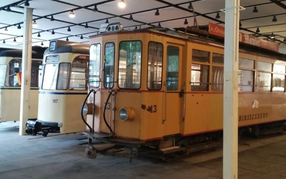 Expozice s tramvajemi.