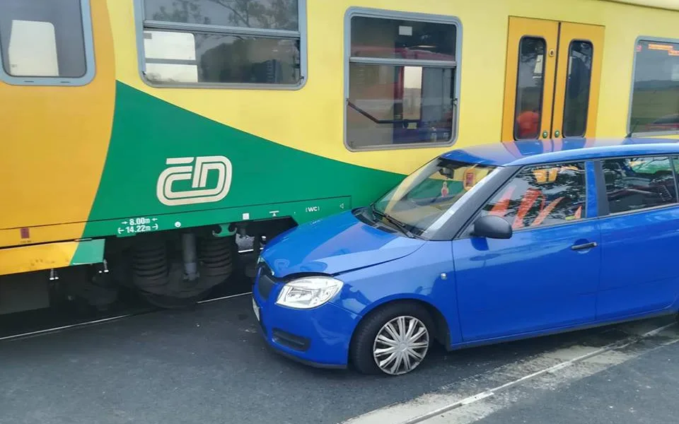 Srážka vlaku s fabií.
