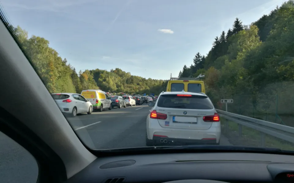 Snímek kolony, která se tvoří na rychlostní silnici kvůli nehodě
