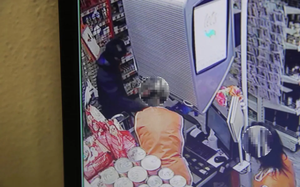 Lupič přepadl Jednotu s nožem.