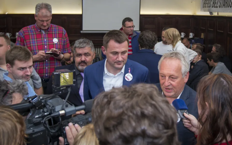 Jaroslav Zámečník odpovídá novinářům.
